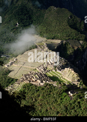 Vue sur le lever du soleil sur les anciennes ruines d'Inca au Machu Picchu près de Cusco au Pérou de la proximité immédiate d'Huayna Picchu peak Banque D'Images
