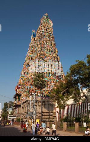 L'Inde, le Tamil Nadu, Madurai, Sri Meenakshi Temple, de l'Ouest nouvellement restauré gopuram Banque D'Images