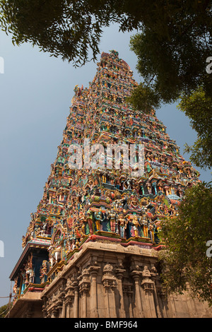 L'Inde, le Tamil Nadu, Madurai, Sri Meenakshi Temple, coloré, récemment restauré, à l'ouest gopuram Banque D'Images