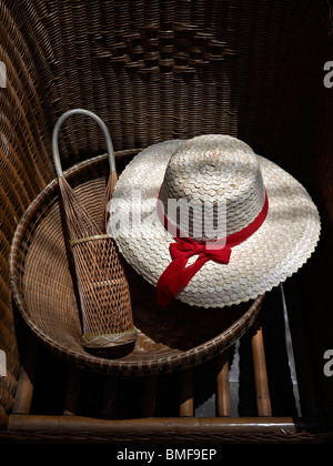 Chapeau de paille avec ruban rouge. Concept de vacances tropicales. Des vacances d'été Banque D'Images