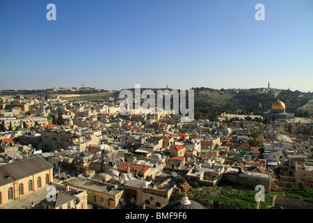 Israël, Jérusalem, vue sur la vieille ville et le Mont des Oliviers du clocher de l'Église du Rédempteur Banque D'Images