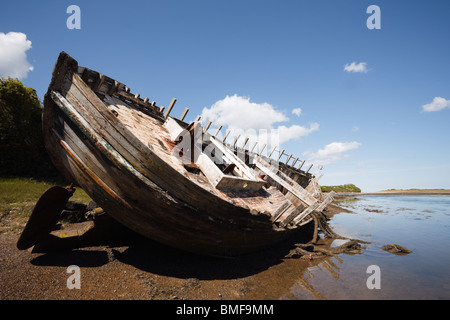 Traeth Dulas, Isle of Anglesey (Ynys Mon), au nord du Pays de Galles, Royaume-Uni, Europe. Vieille coque en bois d'une épave dans la lagune à marée de la baie Banque D'Images