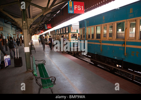 L'Inde, le Tamil Nadu, Udhagamandalam (Ooty), Chemin de fer de montagne de Nilgiri, train à crémaillère Ootacamund gare Banque D'Images