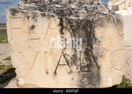 Inscription latine gravée dans la pierre, ruines romaines de Segobriga, près de Saelices, province de Cuenca, communauté autonome de Castille-La Manche, Espagne Banque D'Images