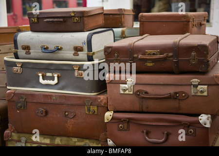 Valises de voyage à l'ancienne sur un chariot Banque D'Images