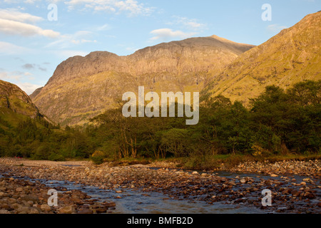 Glencoe baigné dans la lumière de soleil près de la mi-été Banque D'Images