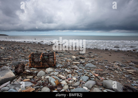 Lobster Pot échoués sur une plage de galets wales uk Banque D'Images