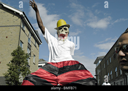 Fêtards UK défilant au carnaval de Notting Hill, Londres, LA PLUS GRANDE EN EUROPE Banque D'Images