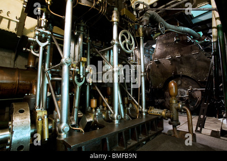 Salle des machines de la centrale électrique de navire au diesel 1900 Banque D'Images