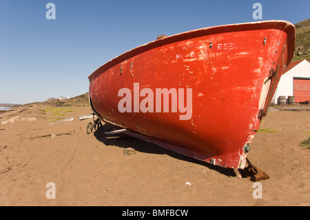 Bateau de pêche rouge, Iqaluit, Frobisher Bay, île de Baffin, Nunavut, Canada Banque D'Images