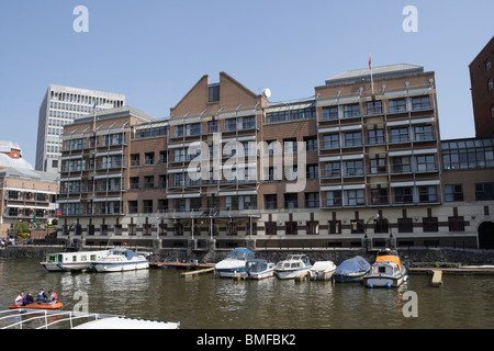 River Avon dans le centre-ville de Bristol Angleterre, entrepôts convertis en appartements résidentiels, de l'arrière gallois, de la rivière vivant au bord du quai et du front de mer Banque D'Images