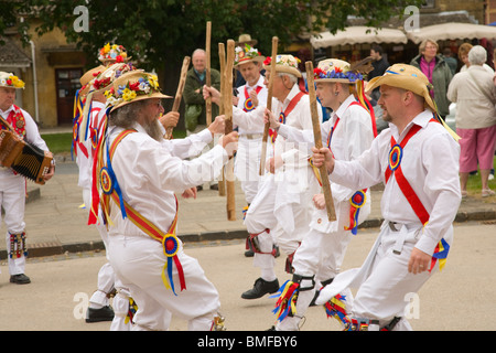 Gloucestershire Morris Men dancing à Broadway, Cotswolds Banque D'Images