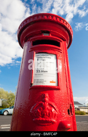 Boite aux lettres rouge / letterbox en UK Banque D'Images