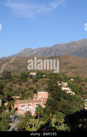 Villas dans la campagne, El Madronal, près de Marbella, Costa del Sol, la province de Malaga, Andalousie, espagne. Banque D'Images