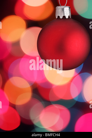 Boule de Noël sur flou lumières fond coloré Banque D'Images