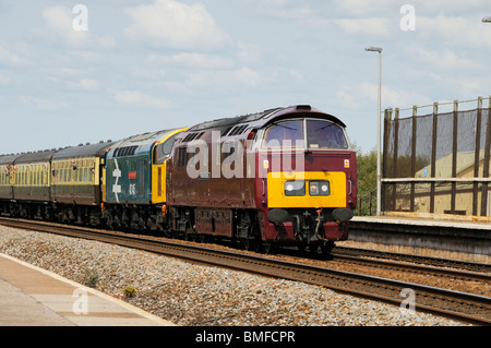 D1015 et 40145 chef l'Est Champion Lancs par railtour Station Dawlish Warren Banque D'Images