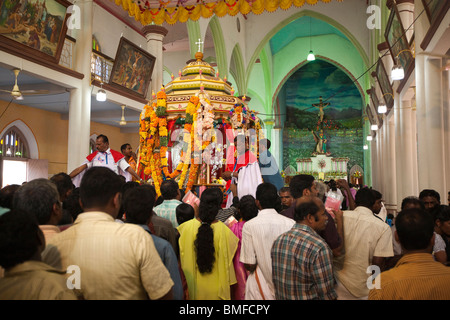 L'Inde, le Kerala, Alappuzha (Alleppey), Arthunkal, fête de Saint Sébastien, Saint Andrew's forain église remplie de pèlerins Banque D'Images