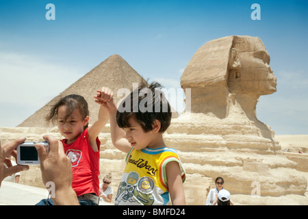 Enfants Egypte; deux enfants ayant pris leur photo devant le Sphinx, Gizeh, le caire, Egypte Banque D'Images