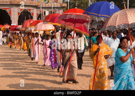 L'Inde, le Kerala, Alappuzha (Alleppey), Arthunkal, fête de Saint Sébastien, ligne de pèlerins holding procession parasols Banque D'Images