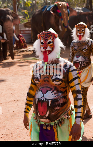 L'Inde, le Kerala, Adoor, Sree Parthasarathy temple, Gajamela Pulikali,, les hommes, avec des organes peint comme des animaux sauvages Banque D'Images