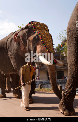 L'Inde, le Kerala, Adoor, Sree Parthasarathy temple, Gajamela, caparisoned éléphants en procession rituelle Banque D'Images