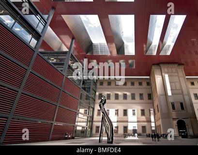 Une partie de l'aile ; futuriste conçu par l'architecte Jean Nouvel au Centro de Arte Reina Sofia à Madrid, Espagne Banque D'Images