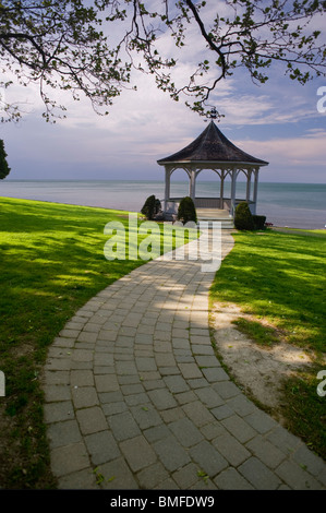 Chemin en pierre mène à un belvédère sur les rives du lac Ontario, Niagara-On-The-Lake (Ontario), Canada Banque D'Images