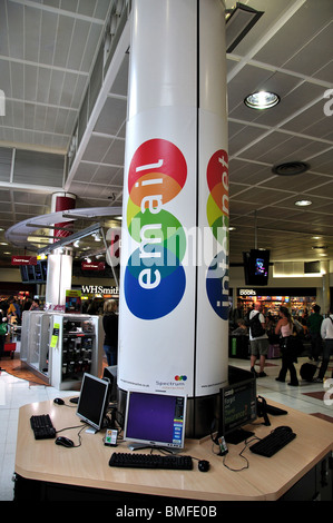 Station Internet, North Terminal, l'aéroport de London Gatwick, Crawley, West Sussex, Angleterre, Royaume-Uni Banque D'Images