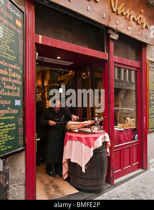 Un bar à tapas spécialisé dans le jambon en la calle de la Cava Baja dans le quartier La Latina, le centre de Madrid, Espagne Banque D'Images