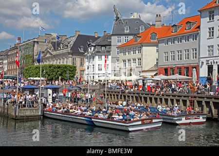 Jetée d'embarquement pour les croisières du canal Nyhavn à Copenhague, laissant sur les visites touristiques juste en dessous du nombre de restaurants au bord de l'eau Banque D'Images