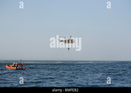 Drame de la vie réelle comme plongeur manquant dans l'eau pendant quelques heures est trouvé et ramené à bord d'un de Wattisham RAF Meyer & Co Banque D'Images