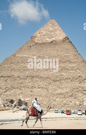 Un cavalier seul guide son chameau passé la pyramide de Khéphren (Khafré), Giza, Le Caire, Egypte Banque D'Images