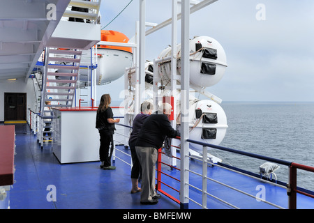 Les touristes et les radeaux de sauvetage pneumatiques dans les réservoirs et de sauvetage à bord du traversier, Europe Banque D'Images