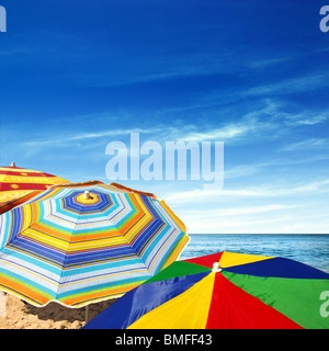 Détail de parasols colorés dans la plage sur une journée ensoleillée Banque D'Images