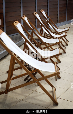 Groupe de cinq chaises longues blanc vide standing in a row Banque D'Images