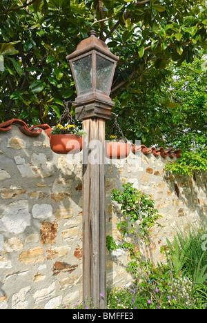 Lampadaire situé dans le jardin de l'ancienne station baleinière de Monterey, Californie. Banque D'Images