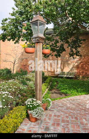 Lampadaire situé dans le jardin de l'ancienne station baleinière de Monterey, Californie. Banque D'Images