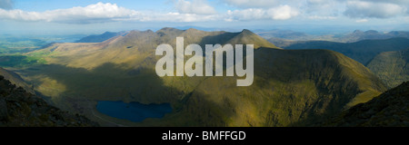 Panorama de Macgillycuddy Reeks du sommet du Carrauntoohil, Irlande Banque D'Images