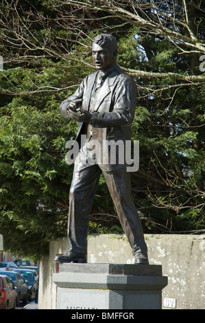 Statue de Michael Collins (chef de l'IRA) par Kevin Hollande, la place Emmet, Clonakilty, Co. Cork, Irlande Banque D'Images
