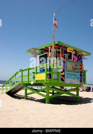 Lifeguard tower colorés sur une plage de Californie Banque D'Images