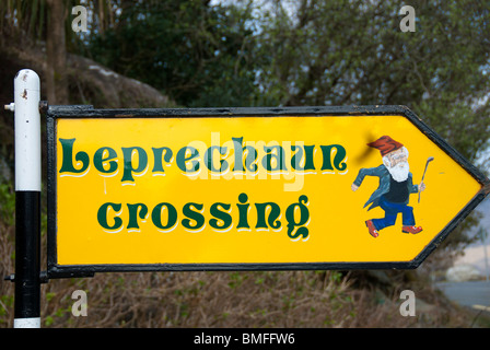 'Leprechaun Crossing''enseigne à la Ladies View sur l'anneau de Kerry, Irlande Banque D'Images