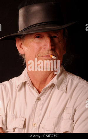 Man wearing cowboy hat fumeurs Banque D'Images