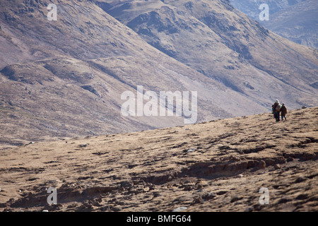 Mère et fils dans les montagnes près de Nam-TSO Lake au Tibet Banque D'Images