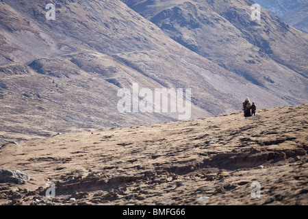 Mère et fils dans les montagnes près de Nam-TSO Lake au Tibet Banque D'Images