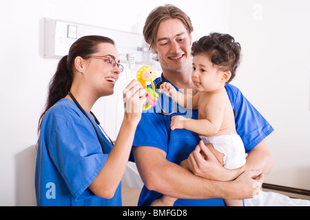 Baby Boy in hospital ward avec médecin et l'infirmier Banque D'Images