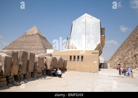 Le bâtiment moderne le bateau solaire du roi Khufu (CHEOPS) à la base de la Grande Pyramide, Giza, Le Caire, Egypte Banque D'Images