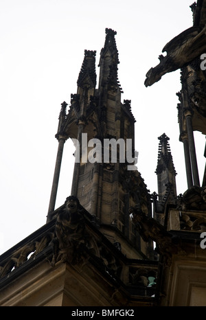 Les gargouilles, de flèches et de l'ornementation gothique sur le contrefort de la cathédrale St Tom Frager au Château de Prague Banque D'Images