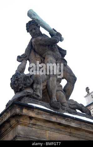 Statue sur les portes du château de Prague, illustrant une scène violente Banque D'Images