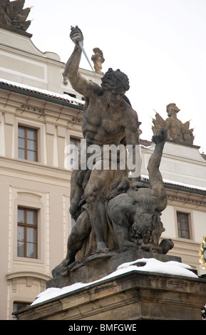 Statue sur les portes du château de Prague, illustrant une scène violente Banque D'Images