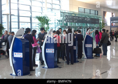 Traveler en utilisant l'enregistrement automatique de la machine en l'Aéroport International de Hongqiao de Shanghai, Shanghai, Chine Banque D'Images